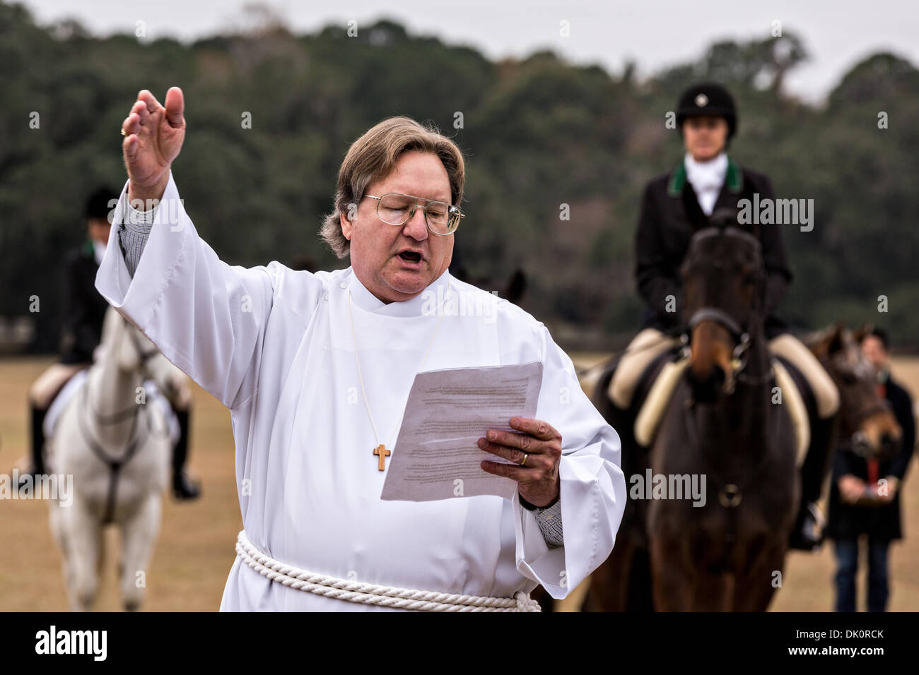 Ein Laien Minister bietet den Segen der Hunde zum Start der Saison Fuchsjagd in Middleton Place Plantation, Charleston, South Carolina. Stockfoto