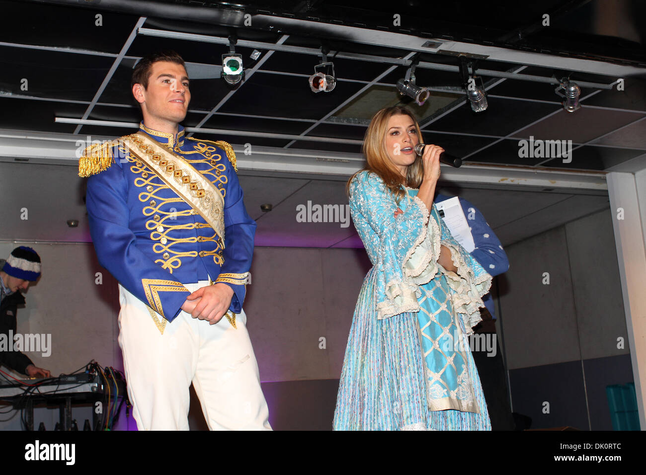 Bromley, UK. 1. Dezember 2013. Matt Lapinskas in Bromley High Street vor der Umschaltung der Weihnachtszeit leuchtet auf. Bildnachweis: Keith Larby/Alamy Live-Nachrichten Stockfoto