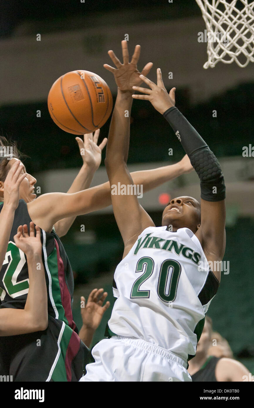 8. Januar 2011 - Cleveland, Ohio, US - Staat Cleveland vorwärts Shalonda Winton (20) verliert den Ball unter dem Korb in der zweiten Hälfte gegen Green Bay.  Den 20. Rang Green Bay Phoenix besiegte die Cleveland State Wikinger 63-55 am Wolstein Center in Cleveland, Ohio. (Kredit-Bild: © Frank Jansky/Southcreek Global/ZUMAPRESS.com) Stockfoto