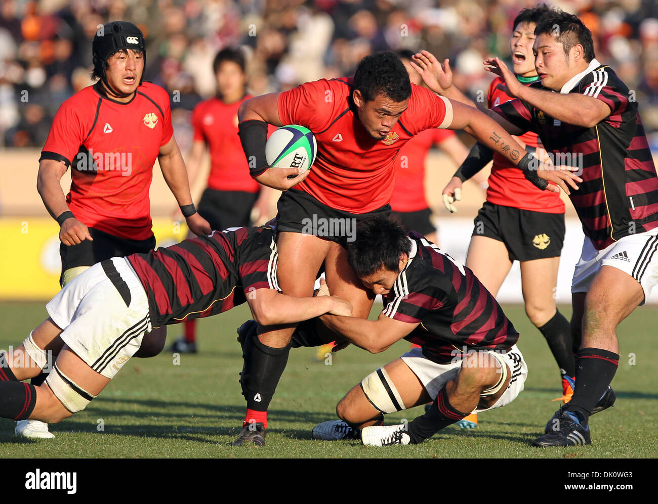 9. Januar 2011 - Tokyo, Japan - HENDRICK TUI der Teikyo Universität in Aktion während der 47. Japan Universität Rugby-Fußball-Europameisterschaft Finale im Nationalstadion in Tokio, Japan. Von 17-12 besiegt Teikyo Universität Waseda-Universität. (Kredit-Bild: © Shugo Takemi/Jana Press/ZUMAPRESS.com) Stockfoto