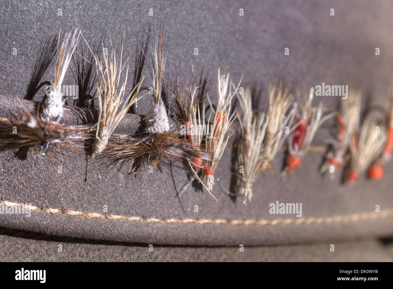 Forellen-fliegen schmücken einen Alter Angeln Hut. Stockfoto