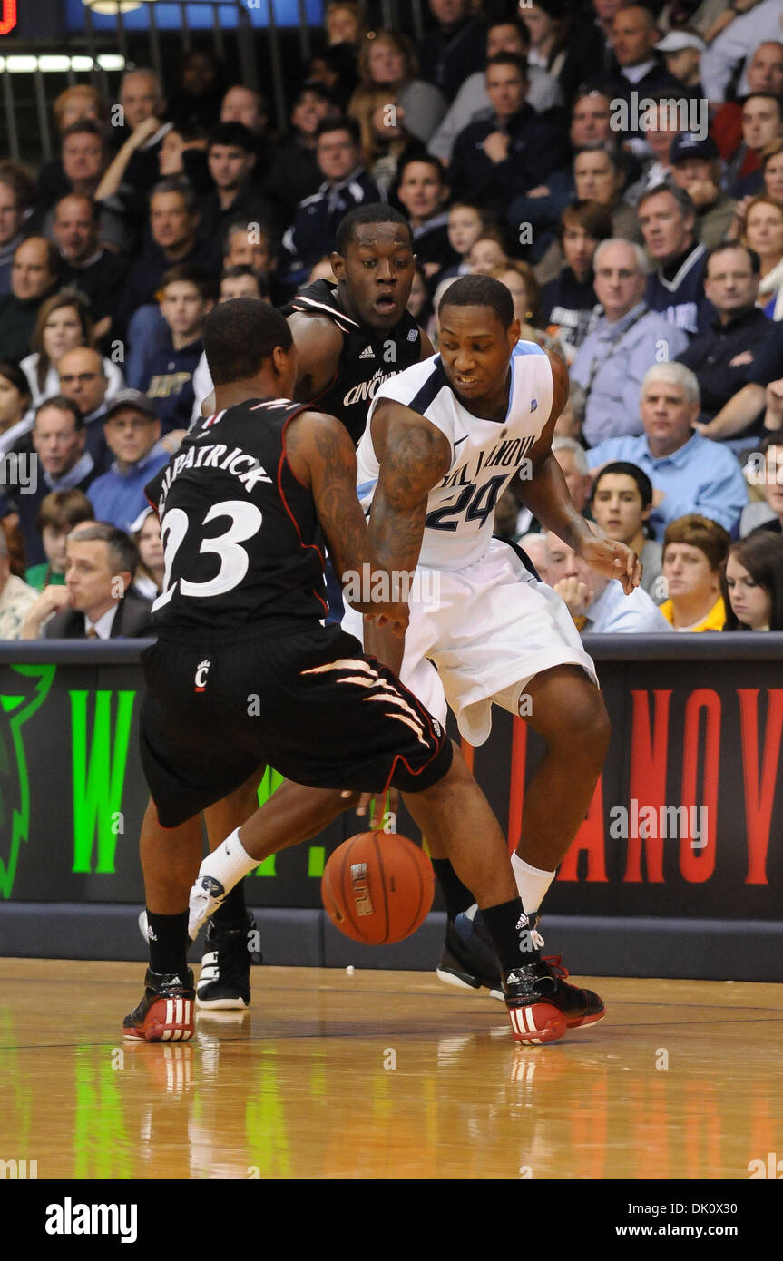 9. Januar 2011 - Wache Villanova, Pennsylvania, USA - Villanova Guard Corey Stokes (24) mit dem Ball wird bewacht von Cincinnati Sean Kilpatrick (23). lIn eine Schlacht von ein paar der besten 25 Teams Villanova besiegte Cincinnati 72-61 In einem Spiel im Pavillon in Villanova, Pennsylvania (Credit-Bild: © Mike McAtee/Southcreek Global/ZUMAPRESS.com) Stockfoto