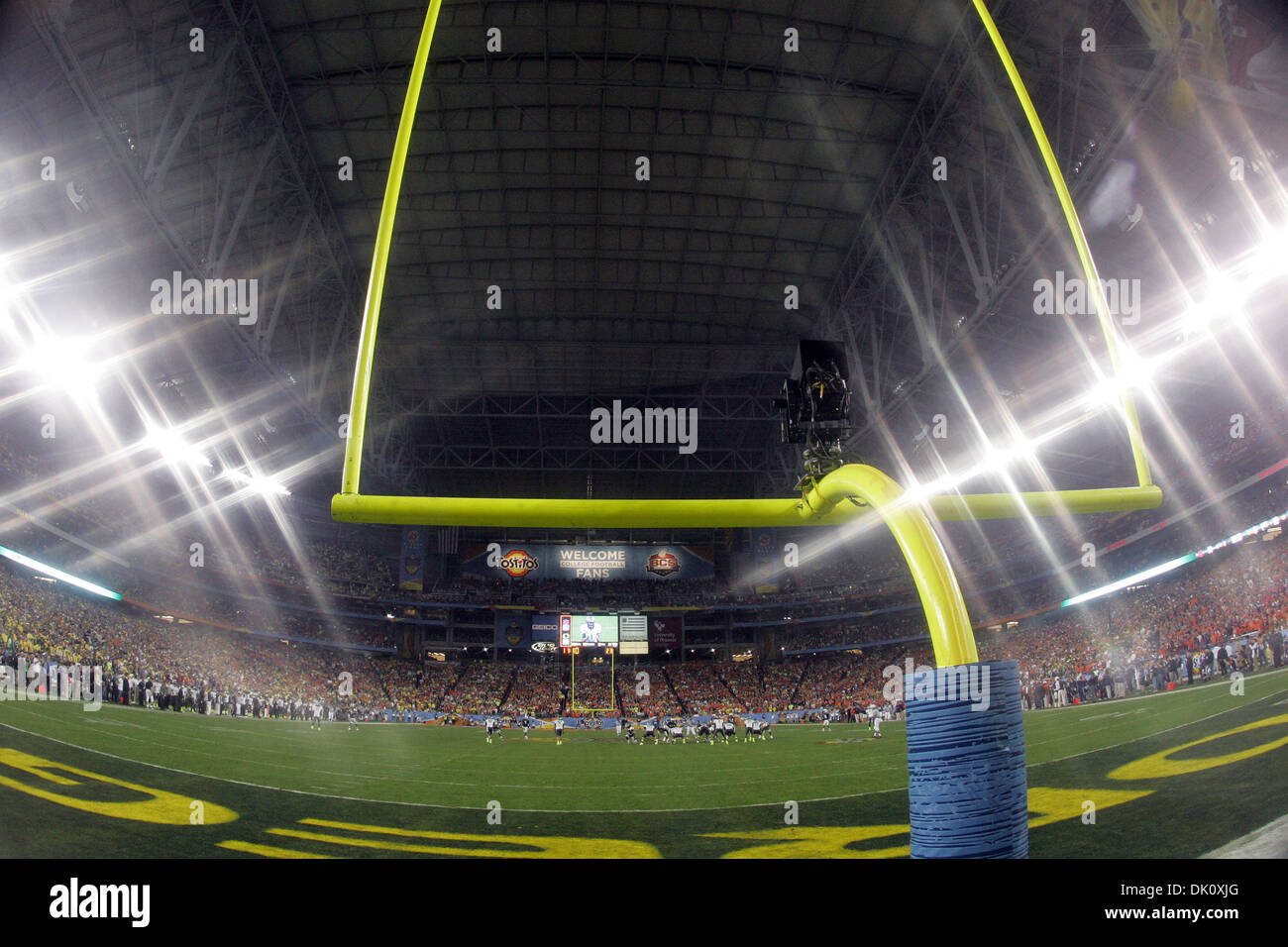 10. Januar 2011 - Glendale, Arizona, Vereinigte Staaten von Amerika - Aktion auf dem Feld während der Tostitos BCS National Championship Game zwischen den Auburn Tigers gegen die Oregon Ducks im University of Phoenix Stadium in Glendale, Arizona.  Die Tigers gewann die Meisterschaft 22-19. (Kredit-Bild: © gen Lower/Southcreek Global/ZUMAPRESS.com) Stockfoto