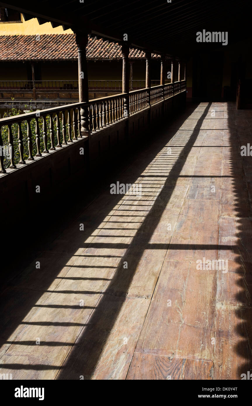Schatten des hölzernen Balkons auf dem Gehweg an dem Convento de Santo Domingo, San Cristobel De La Laguna, Teneriffa Stockfoto