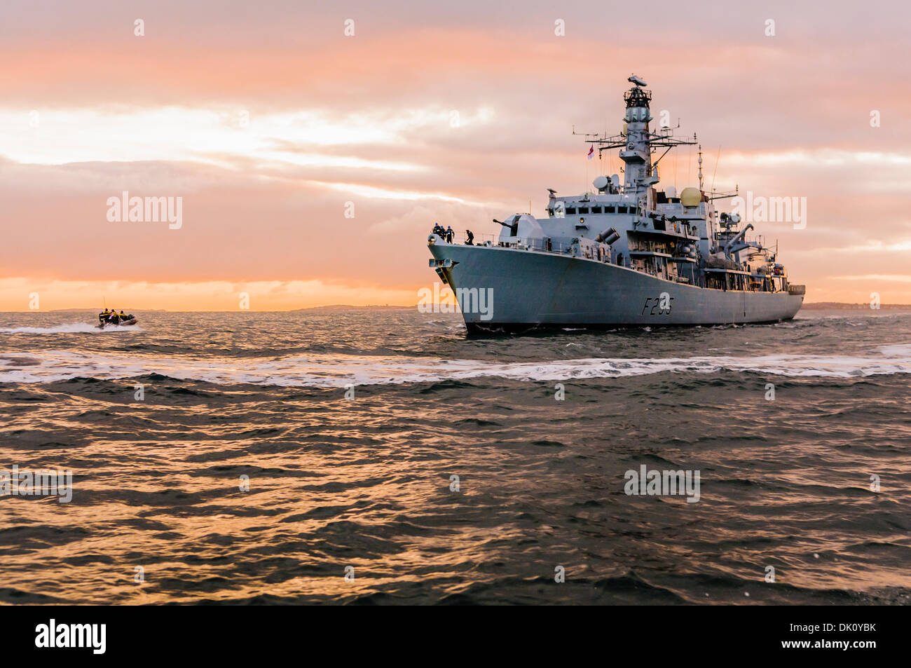 Belfast, Nordirland. 30. November 2013 - Sonnenaufgang hinter HMS Monmouth, Royal Navy geben 23 Fregatte Credit: Stephen Barnes/Alamy Live News Stockfoto