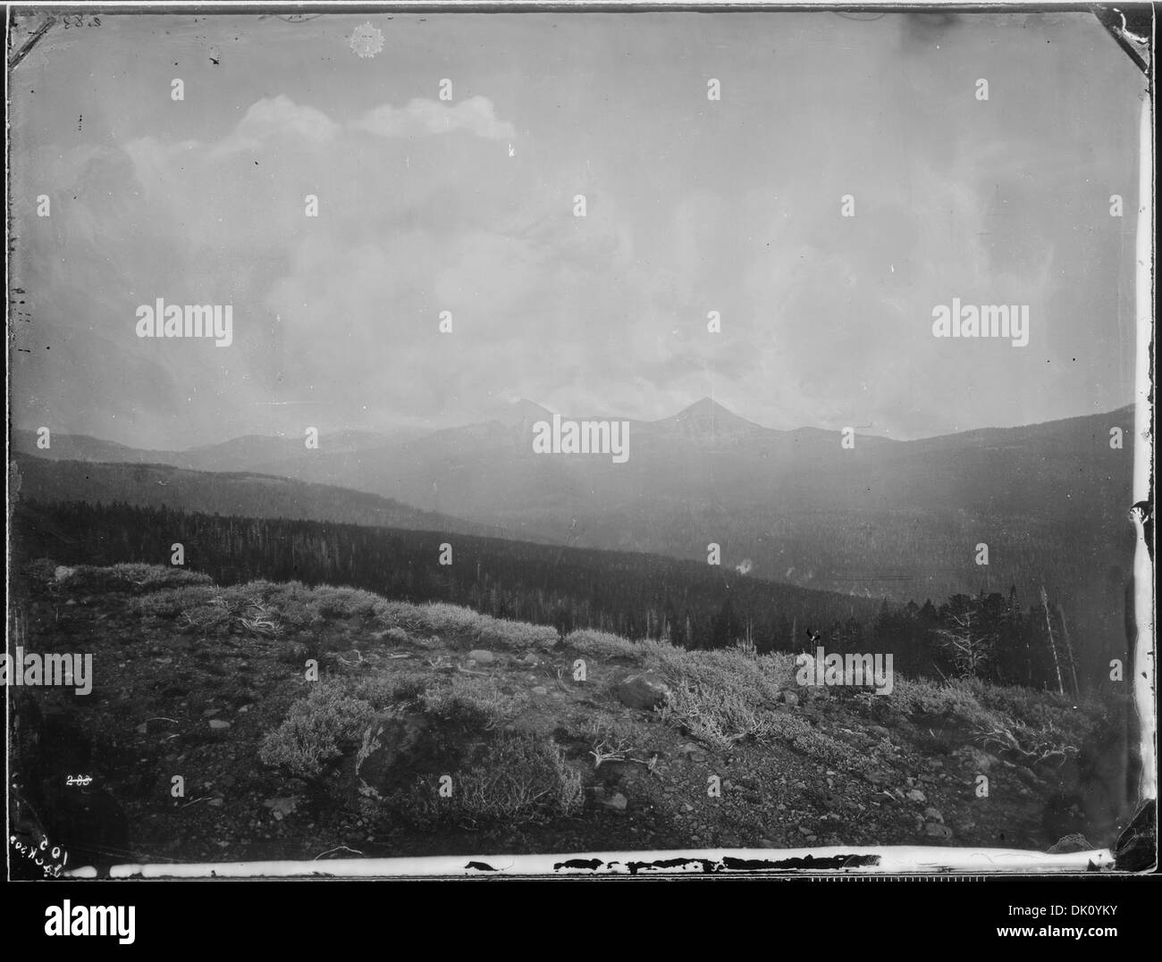 Die Mount Doane und Stevenson liegen östlich des südwestlichen Arms des Yellowstone Lake und zeigen die natürliche Schönheit des Yellowstone National Park Area. Stockfoto