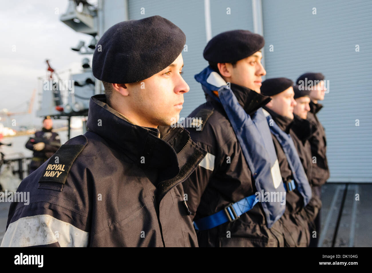Belfast, Nordirland. 30. November 2013 - Segler auf HMS Monmouth, Baureihe Royal Navy 23 Fregatte, Line up wie das Schiff soll Liegeplatz. Bildnachweis: Stephen Barnes/Alamy Live-Nachrichten Stockfoto
