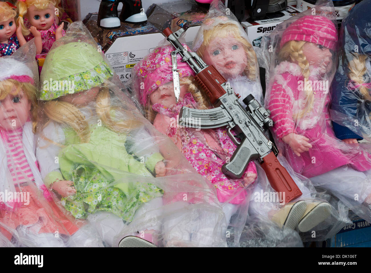 Porta Portese Flohmarkt, Puppen und ein Maschinengewehr auf Verkauf, Via Portuense, Rom, Italien Stockfoto