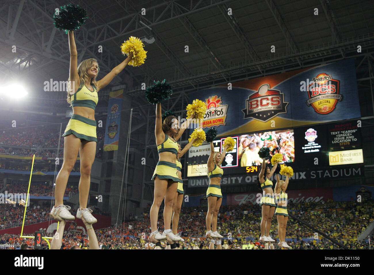 11. Januar 2011 führen die Tostitos BCS National Championship Game gegen die Auburn Tigers im University of Phoenix Stadium in Glendale, Arizona - Glendale, Arizona, Vereinigte Staaten von Amerika - Oregon Ducks Cheerleadern. Die Tigers gewann die Meisterschaft 22-19. (Kredit-Bild: © gen Lower/Southcreek Global/ZUMAPRESS.com) Stockfoto