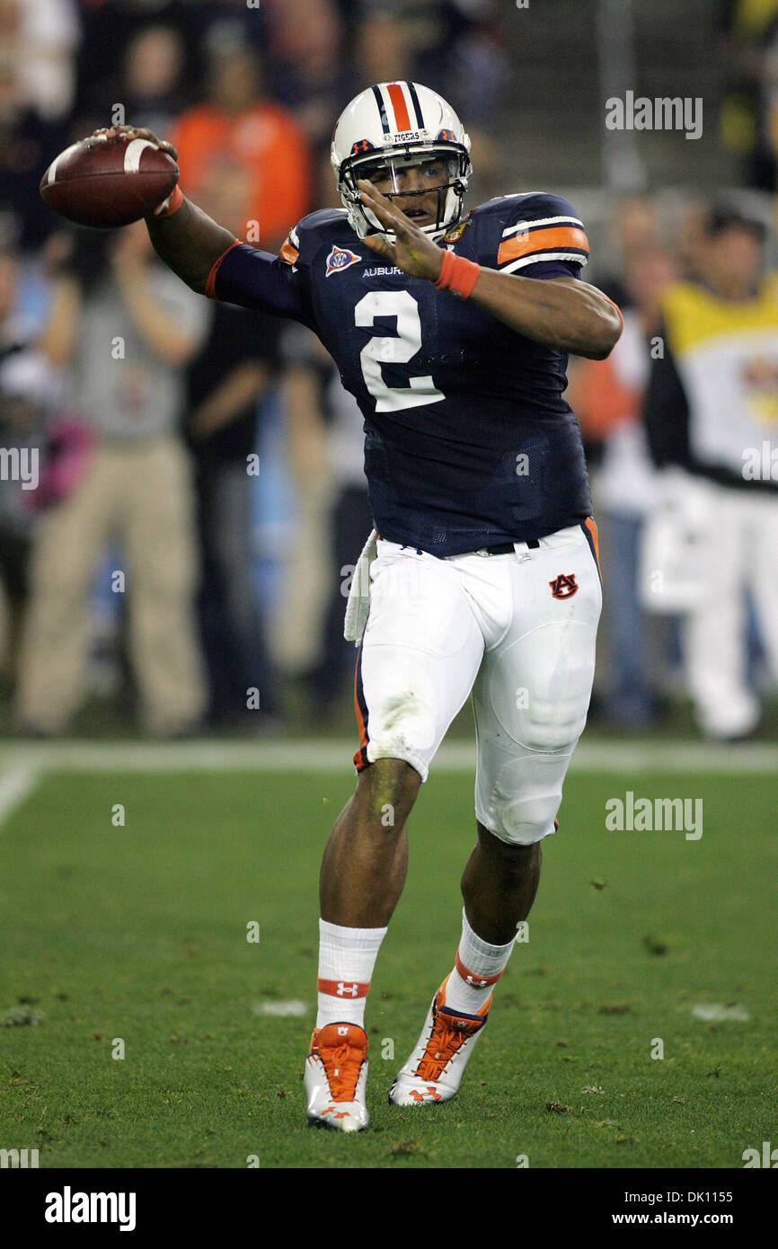 11. Januar 2011 - Glendale, Arizona, Vereinigte Staaten von Amerika - Auburn Tigers Quarterback Cam Newton (#2) entfesselt einen Pass während Tostitos BCS National Championship Game gegen die Oregon Ducks im University of Phoenix Stadium in Glendale, Arizona.  Die Tigers gewann die Meisterschaft 22-19. (Kredit-Bild: © gen Lower/Southcreek Global/ZUMAPRESS.com) Stockfoto