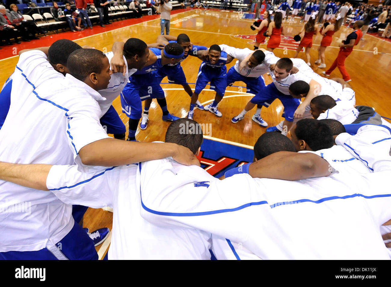 12. Januar 2011 - kauert Dallas, Texas, USA - The Memphis Team vor der Spitze ab, da die Memphis Tigers die SMU Mustangs 32-30 an der Hälfte Moody Coliseum in Dallas, Texas führen. (Kredit-Bild: © Steven Leija/Southcreek Global/ZUMAPRESS.com) Stockfoto