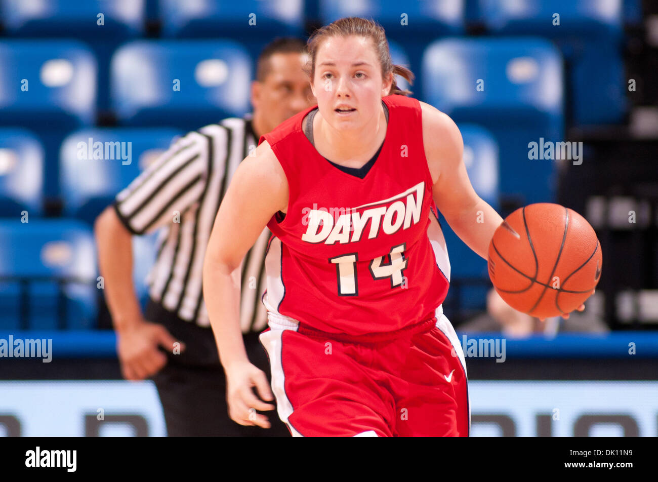 12. Januar 2011 - St. Louis, Missouri, Vereinigte Staaten von Amerika - Dayton Flyers Guard Samantha MacKay (14) kommt das Wort nach einen Pass abfangen, während der NCAA Spiel der regulären Saison zwischen die Dayton Flyers in Saint Louis Billikens. Endgültige Ergebnis der Dayton Flyers Niederlage der Saint Louis Billikens 82 - 64. (Kredit-Bild: © Danny Reise/Southcreek Global/ZUMAPRESS.com) Stockfoto