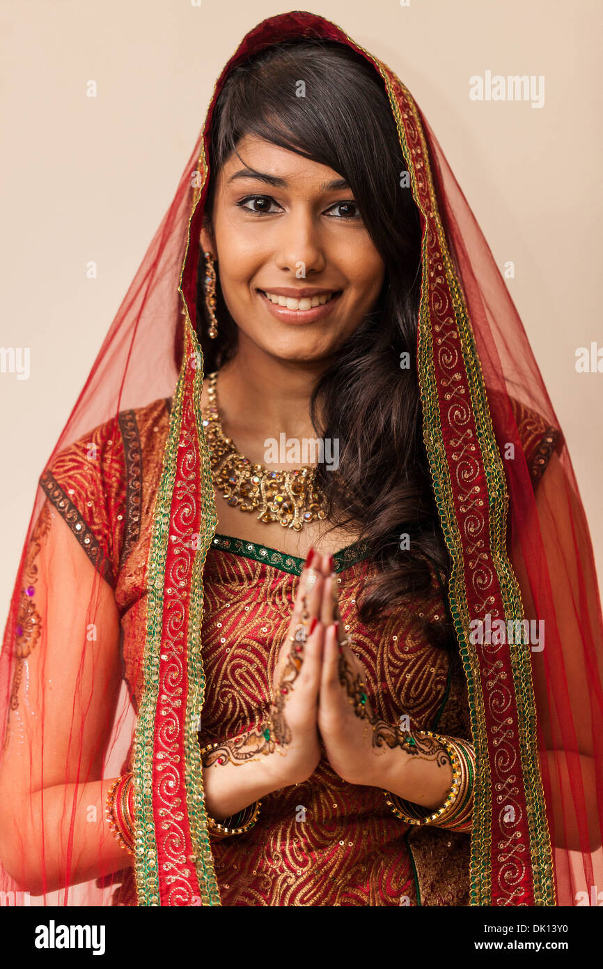 Porträt einer schönen indischen Frau gekleidet in traditioneller Kleidung, Hand in Hand im Namaste-Geste. Stockfoto