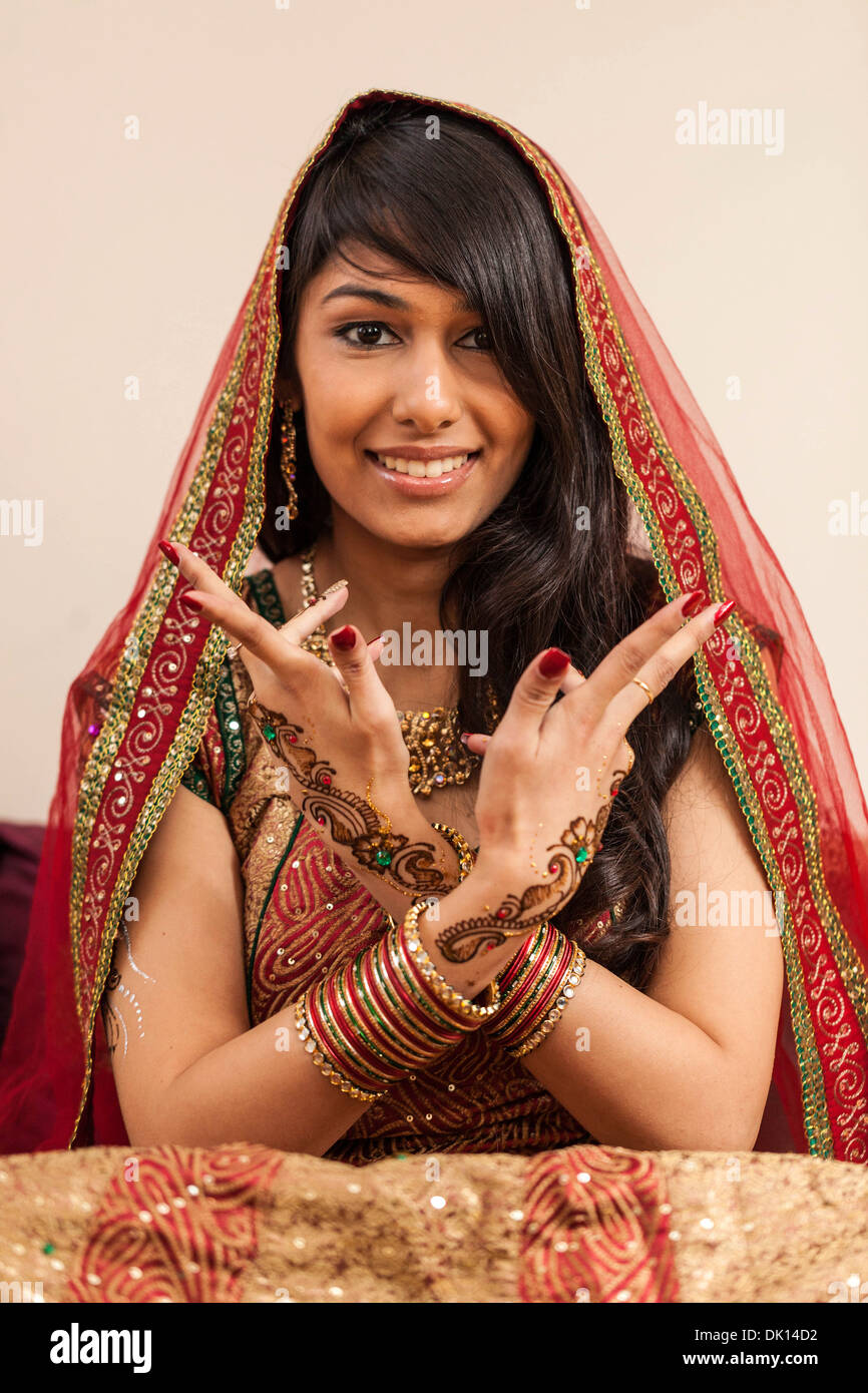 Porträt einer indischen Frau im Sari und Henna Tattoos auf ihre Hände. Stockfoto