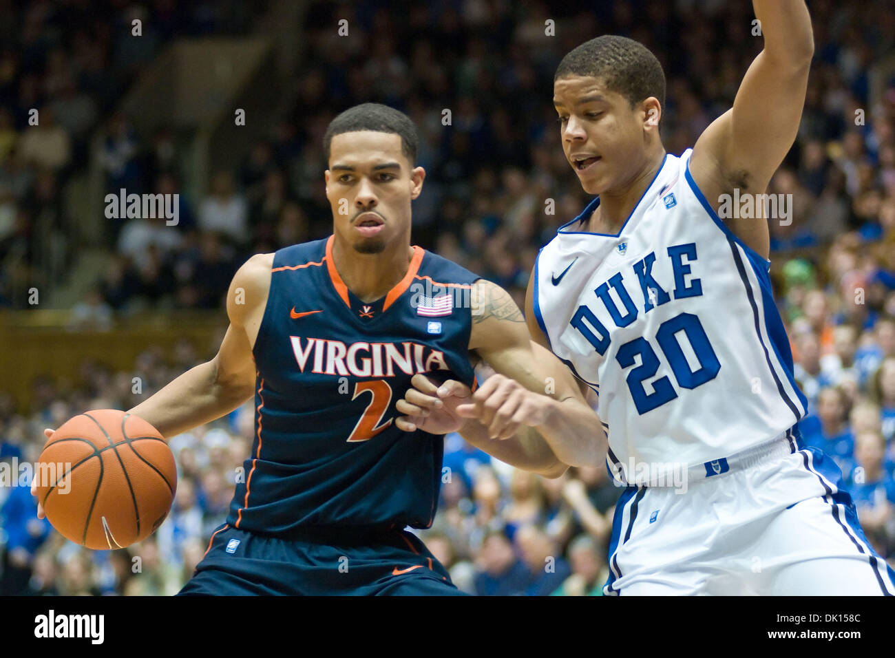 15. Januar 2011 - Durham, North Carolina, USA - Duke Blue Devils Guard Andre Dawkins (20) wachen Virginia Cavaliers Guard Mustapha Farrakhan (2). Herzog schlägt Virginia 76-60 bei Cameron Indoor Stadium (Credit-Bild: © Mark Abbott/Southcreek Global/ZUMAPRESS.com) Stockfoto