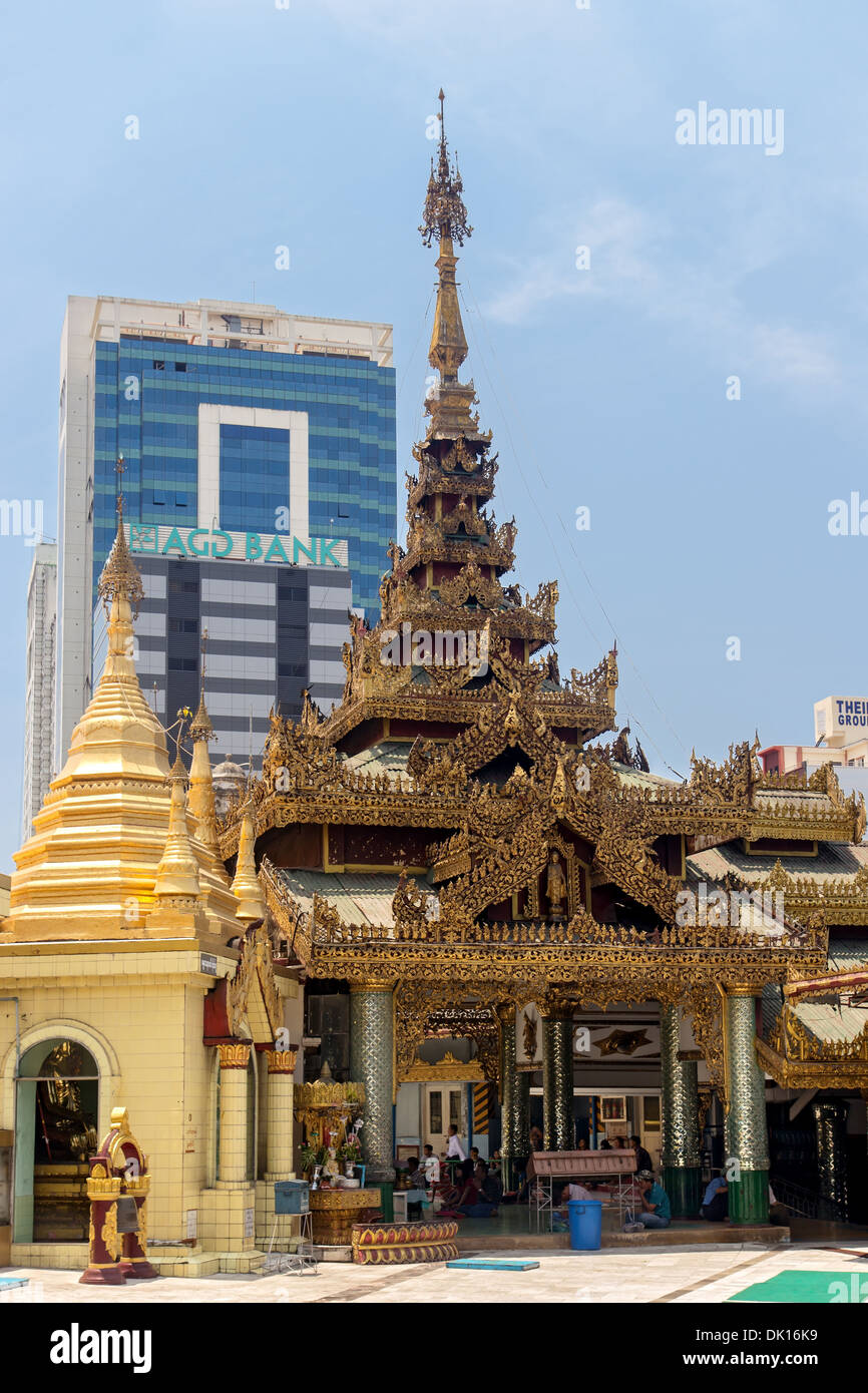 Die Sule-Pagode mit Asien Green Development Bank (AGD Bank) Stockfoto