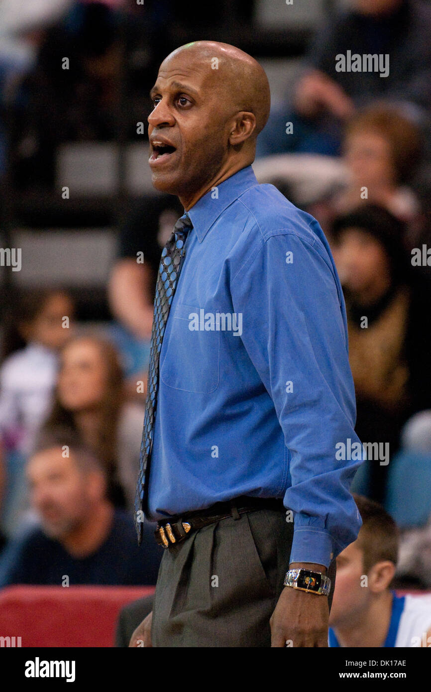 16. Januar 2011 - Buffalo, New York, Vereinigte Staaten von Amerika - Buffalo Bulls head Trainer Reggie Witherspoon während eines Spiels gegen die Akron Zips im Alumni-Arena. Buffalo hat gewonnen 73-70. (Kredit-Bild: © Mark Konezny/Southcreek Global/ZUMAPRESS.com) Stockfoto
