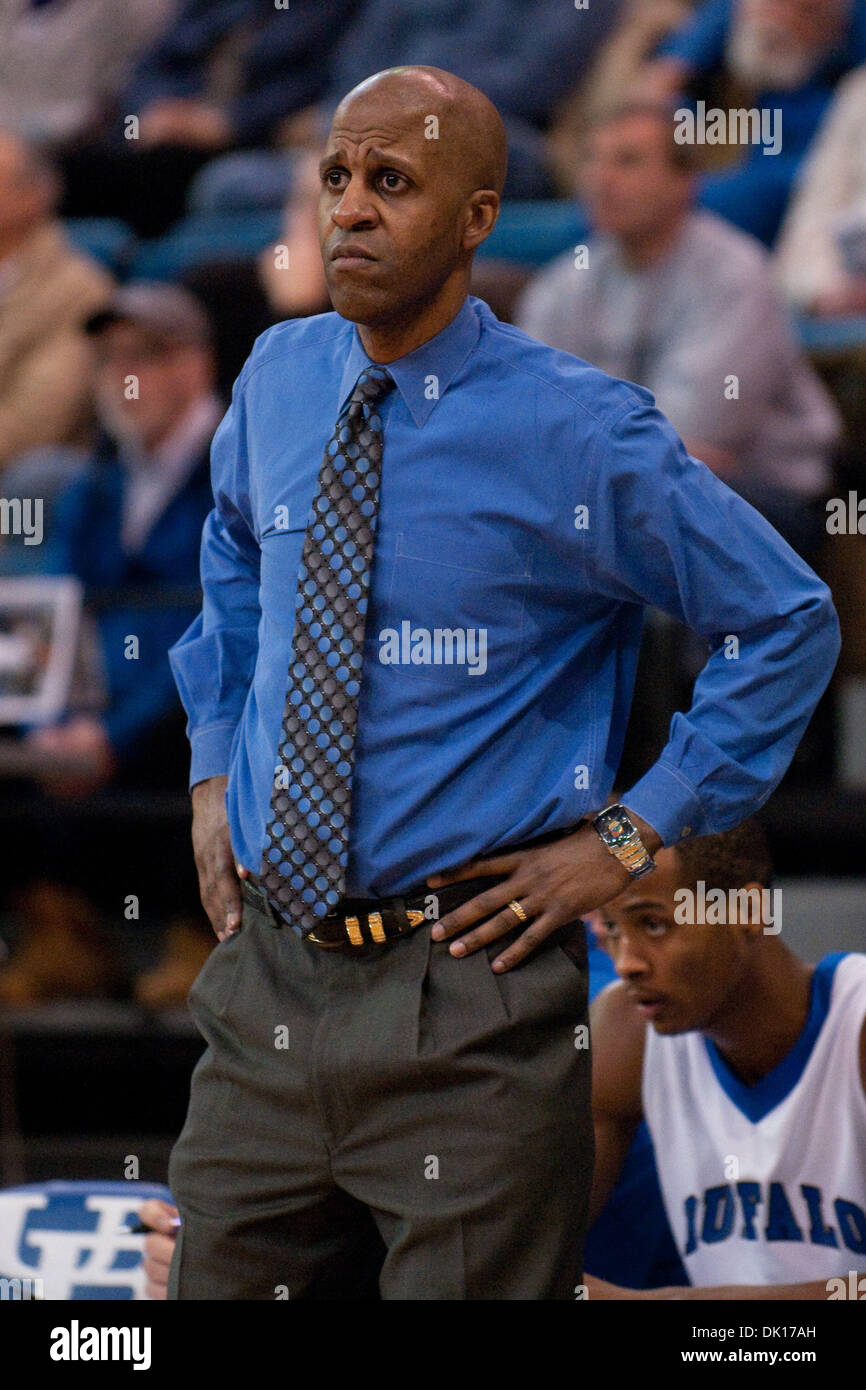 16. Januar 2011 - Buffalo, New York, Vereinigte Staaten von Amerika - Buffalo Bulls head Trainer Reggie Witherspoon während eines Spiels gegen die Akron Zips im Alumni-Arena. Buffalo hat gewonnen 73-70. (Kredit-Bild: © Mark Konezny/Southcreek Global/ZUMAPRESS.com) Stockfoto