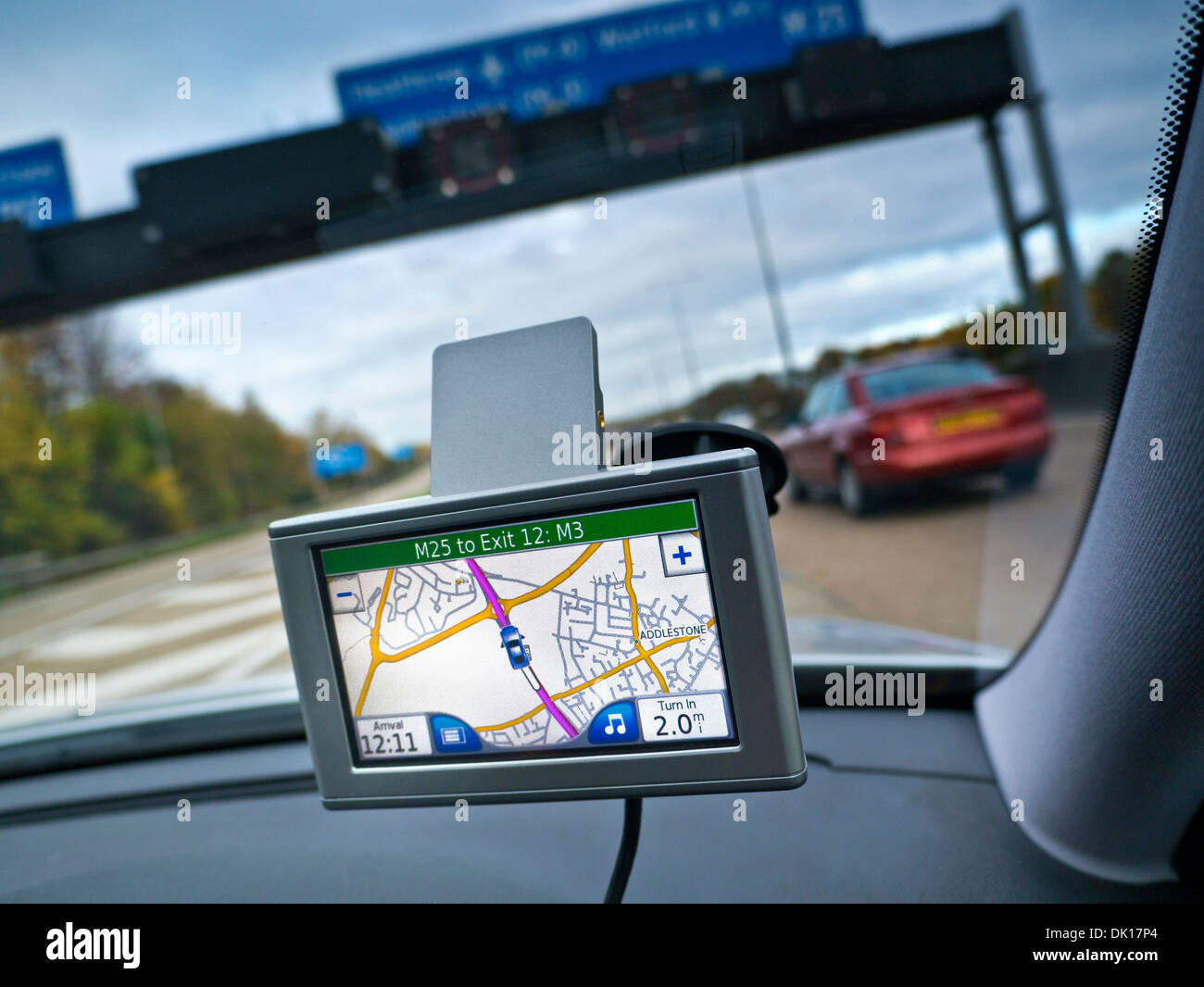 Satelliten-Navigation im Auto Bildschirmanzeige auf M25 Autobahnrings Surrey UK Stockfoto