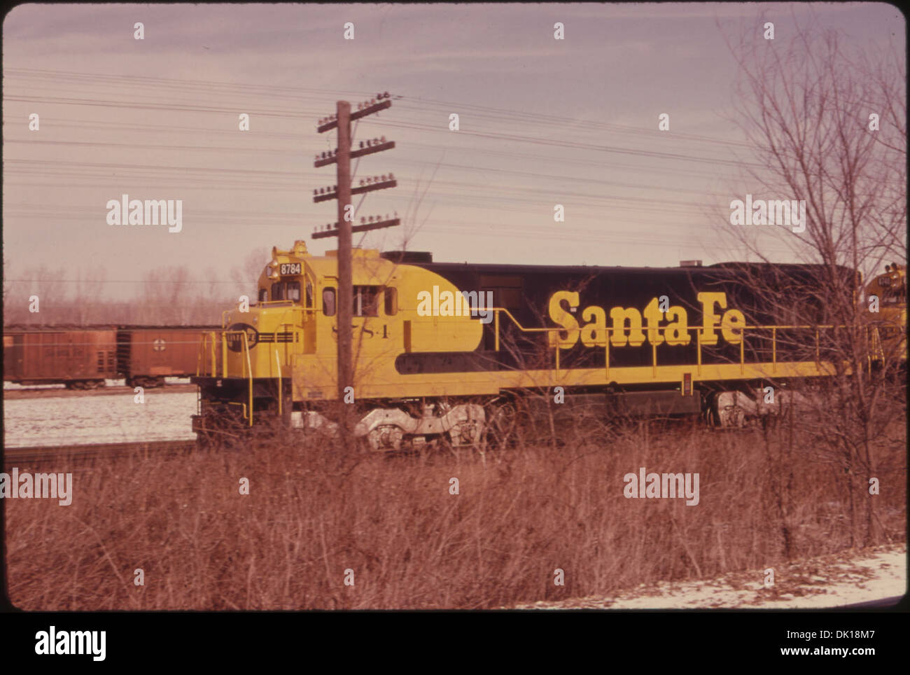 Ein Motor der Santa Fe Railroad ist auf den Gleisen im Johnson County, Kansas, in der Nähe von Kansas City zu sehen. Die umliegende Hochgras-Prärielandschaft ist im Hintergrund sichtbar und unterstreicht die natürliche Schönheit der Region. Stockfoto