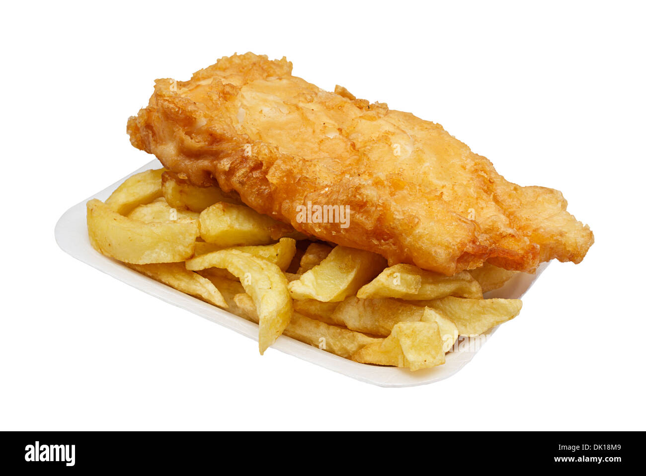 Karton mit Fish &amp; Chips. Eine traditionelle britische Imbiss Wahl isoliert auf weiss Stockfoto