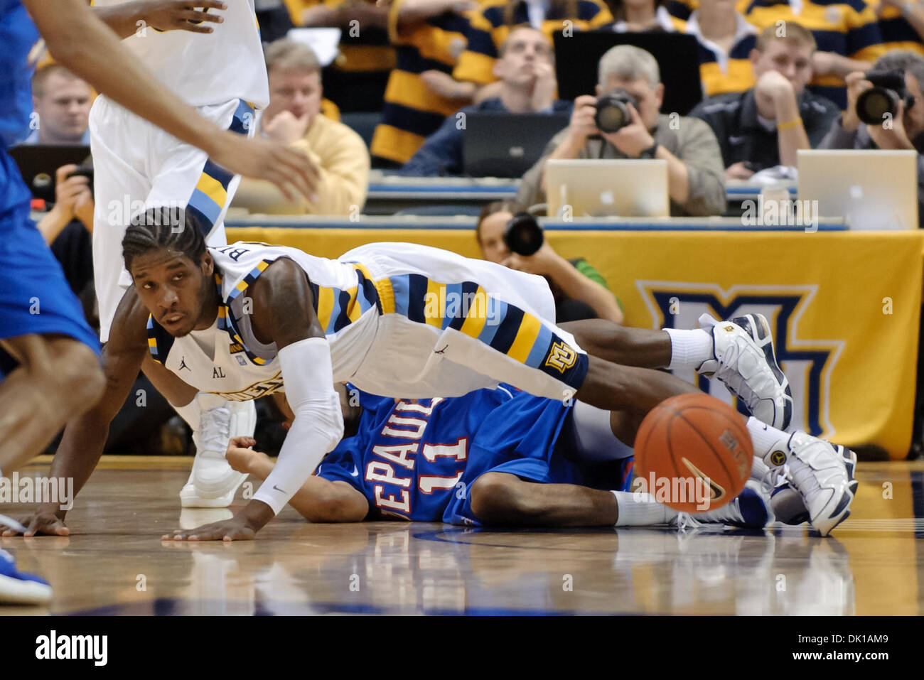 18. Januar 2011 - Milwaukee, Wisconsin, USA - Marquette bewachen Dwight Buycks (23) Tauchgänge am Boden jagen nach einem lockeren Ball während des Spiels zwischen Marquette Golden Eagles und die DePaul Blue Dämonen im Bradley Center in Milwaukee, Wisconsin. Marquette besiegte DePaul 94-64. (Kredit-Bild: © John Rowland/Southcreek Global/ZUMAPRESS.com) Stockfoto
