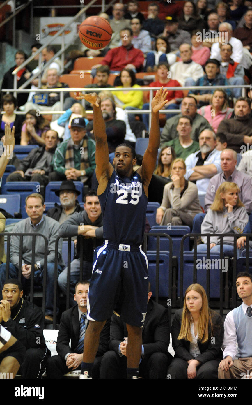 20. Januar 2011 - Punkt St. Bonaventure, New York, Vereinigte Staaten von Amerika - Xavier Musketeers Wache nimmt Dante Jackson (25) die weiten, offenen drei Schuss in der ersten Hälfte gegen St. Bonaventure. Xavier besiegt St. Bonaventure 79 65 vor 4.244 Bob Lanier Gericht am Reilly Center St. Bonaventure, NY. (Kredit-Bild: © Michael Johnson/Southcreek Global/ZUMAPRESS.com) Stockfoto