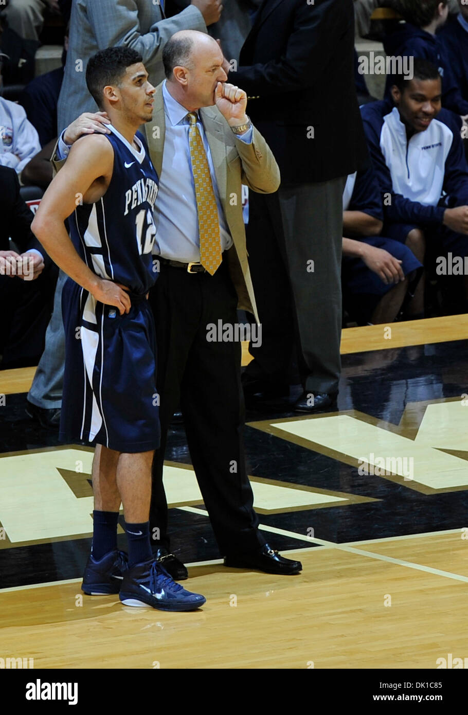 20. Januar 2011 - West Lafayette, Indiana, Vereinigte Staaten von Amerika - Penn State Sr G Talor Battle (12) steht mit Penn State Head Coach Ed DeChellis während des Spiels zwischen Penn State und Purdue Mackey Arena in West Lafayette. Purdue gewann das Spiel 63-62. (Kredit-Bild: © Sandra Herzöge/Southcreek Global/ZUMAPRESS.com) Stockfoto