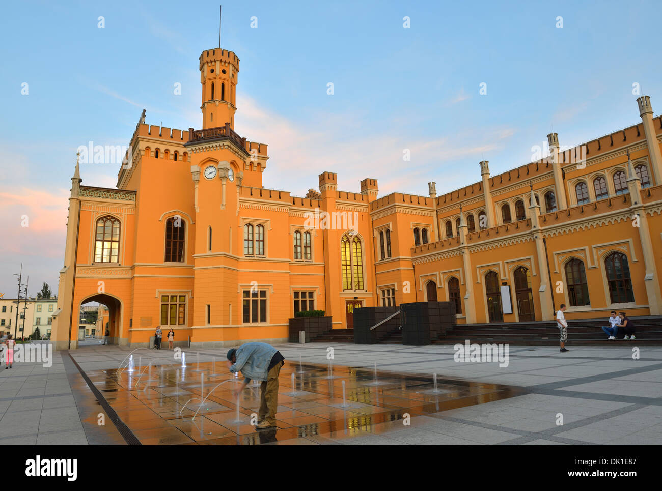 Mann trinkt aus Brunnen vor dem Hauptbahnhof, Wroclaw, Polen Stockfoto