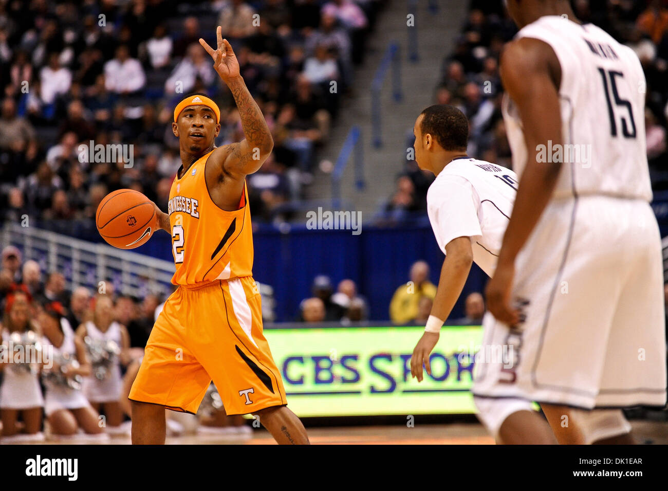 22. Januar 2011 - Hartford, Connecticut, Vereinigte Staaten von Amerika - Tennessee G Melvin Goins (2) signalisiert das nächste Stück für Tennessee. Connecticut Niederlagen Tennessee 72-61 im XL Center. (Kredit-Bild: © Geoff Bolte/Southcreek Global/ZUMAPRESS.com) Stockfoto