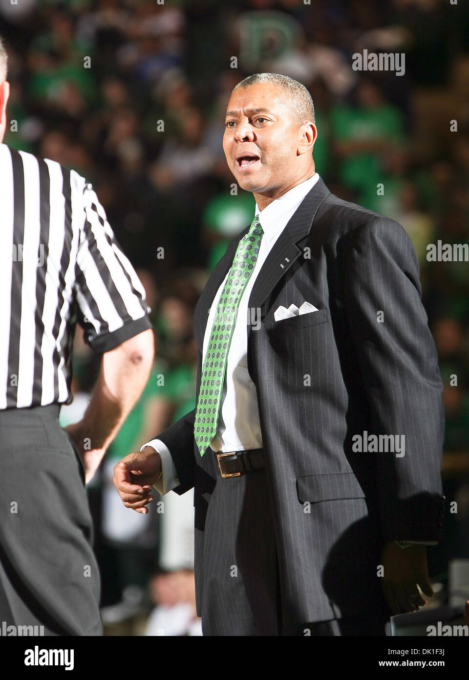 22. Januar 2011 - Denton, Texas, Vereinigte Staaten von Amerika - North Texas bedeutet grün Cheftrainer Johnny Jones beschreibt einen fragwürdigen Anruf mit den Beamten bei der NCAA Basketball-Spiel zwischen Arkansas Zustand Rot Wölfe und der University of North Texas meine Green an der North Texas Coliseum, die Super Pit in Denton, Texas. UNT besiegte Arkansas State 83 64. (Bild Kredit: Stockfoto