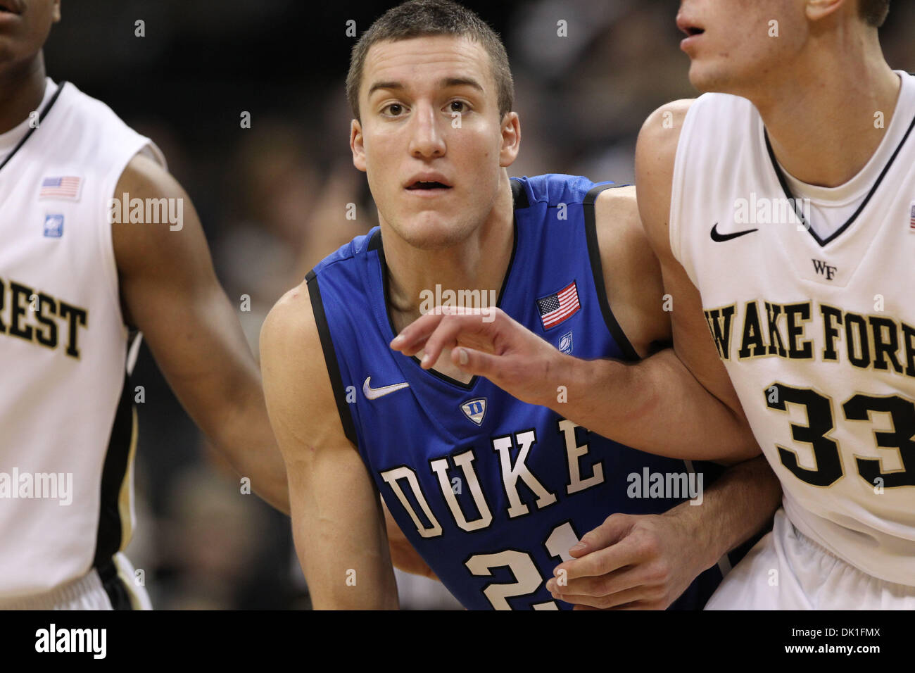 22. Januar 2011 - sucht Winston-Salem, North Carolina, USA - Duke Blue Devils vorwärts Miles Plumlee (21) den inbounds Pass als Wake Forest Demon Deacons Zentrum sieht Carson Desrosiers (33), um ihn zu blockieren. Herzog gewinnt 83-59. (Kredit-Bild: © Jim Dedmon/Southcreek Global/ZUMAPRESS.com) Stockfoto