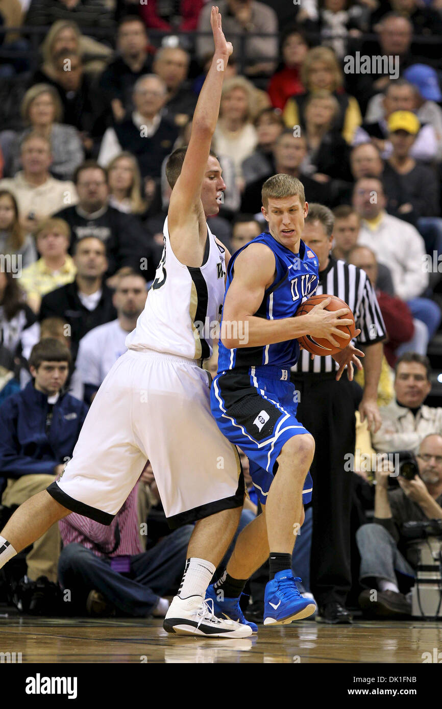 22. Januar 2011 - Winston-Salem, North Carolina, USA - Wake Forest Demon Deacons zentrieren Carson Desrosiers (33) setzt der Druck auf Duke Blue Devils weiterleiten Mason Plumlee (5). Herzog gewinnt 83-59. (Kredit-Bild: © Jim Dedmon/Southcreek Global/ZUMAPRESS.com) Stockfoto