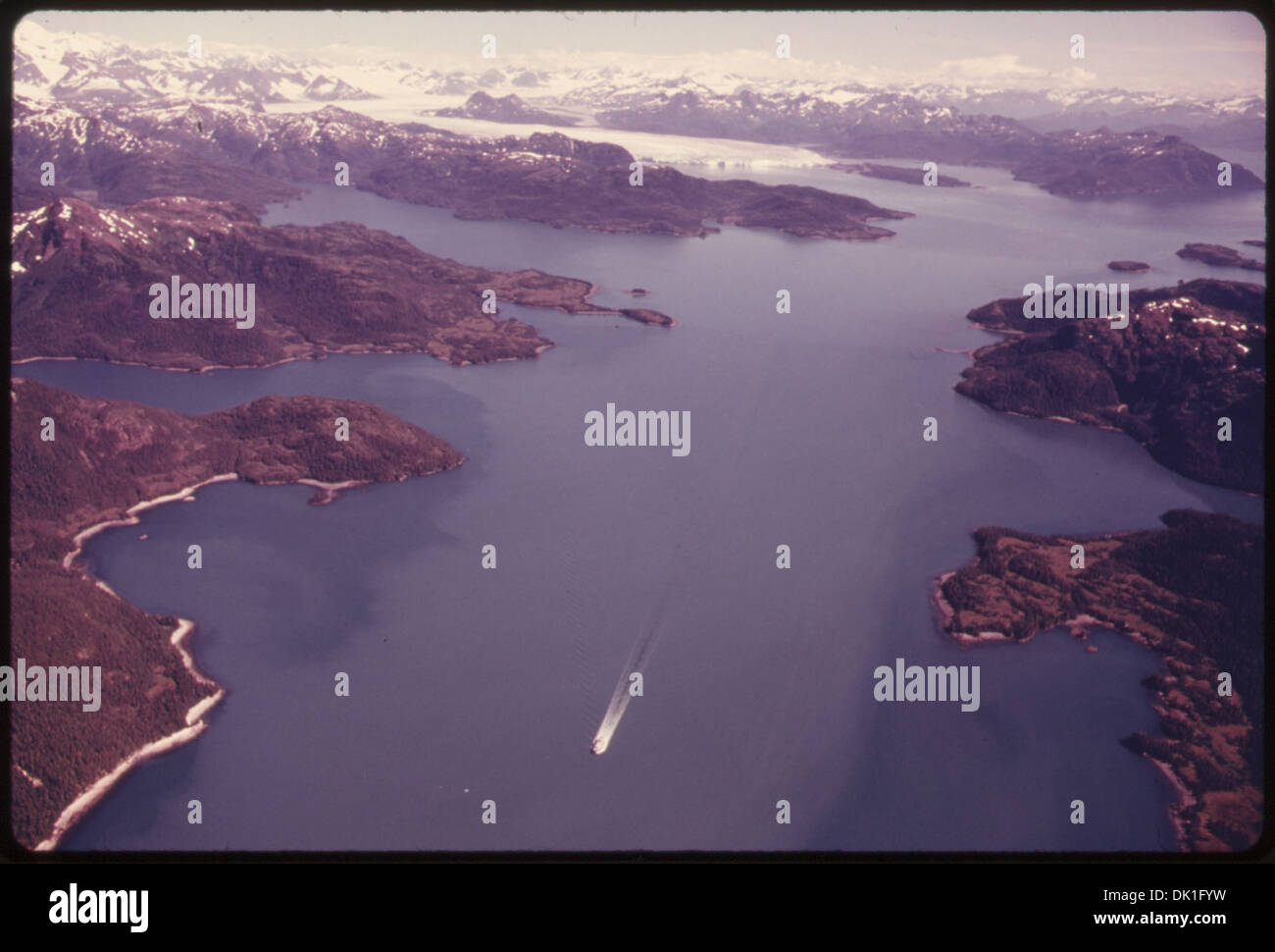 Die Alaska Ferry Bartlett fährt westwärts über den Prince William Sound bei Valdez, Alaska. Der Columbia Glacier, einer der größten in der Region, ist im Hintergrund zu sehen. Stockfoto