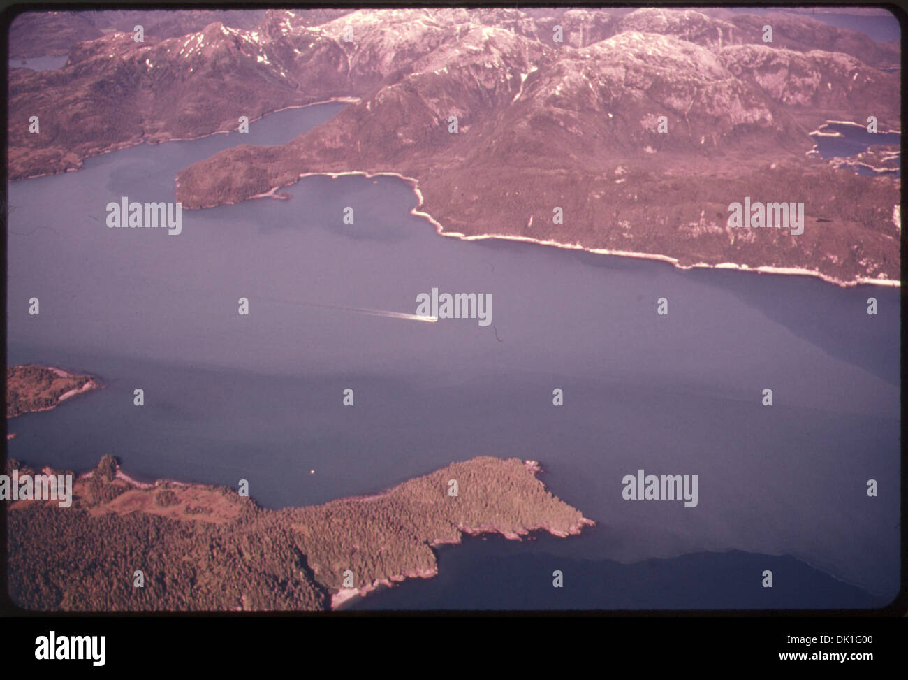 Die Alaska Ferry Bartlett fährt in Richtung Westen im Prince William Sound, etwa 30 km westlich von Valdez. Dieses Bild zeigt die malerische Schönheit der Küste Alaskas. Stockfoto