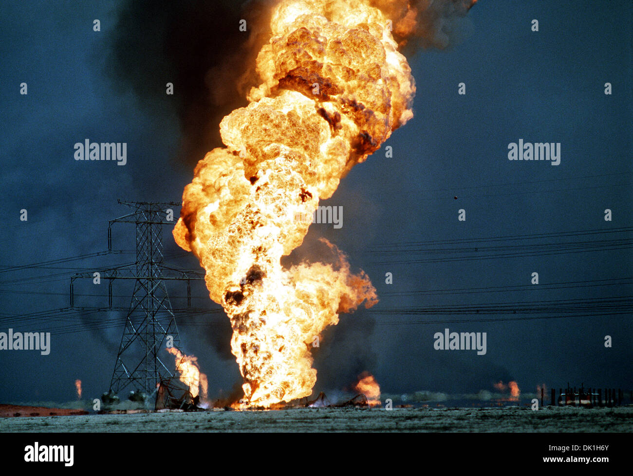 Brennenden Ölquellen in der Zeit nach der Operation Desert Storm 27. Februar 1991 in den Ölfeldern Ahman, Kuwait. Die Brunnen wurden von irakischen Truppen in Brand gesetzt, bevor sie aus der Region Koalition gewaltsam verdrängt wurden. Stockfoto