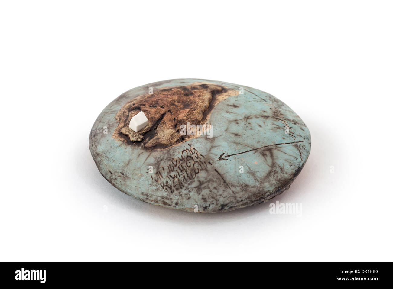 Moderne Skulptur von Jacques Gallone, Keramiker.  Flache Erde mit weißen Haus. Stockfoto