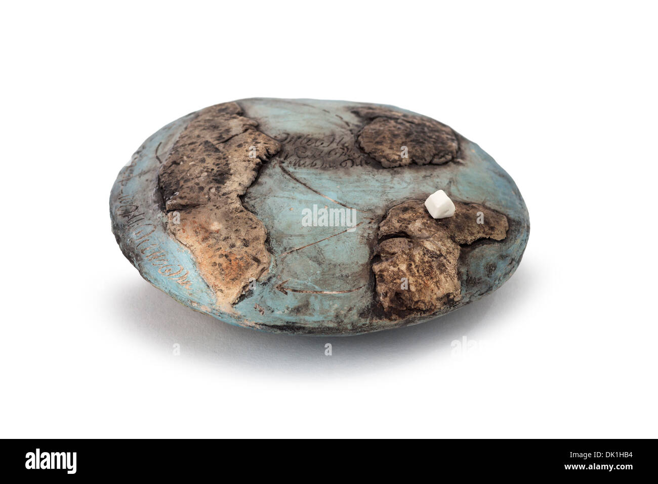 Moderne Skulptur von Jacques Gallone, Keramiker.  Flache Erde mit weißen Haus. Stockfoto