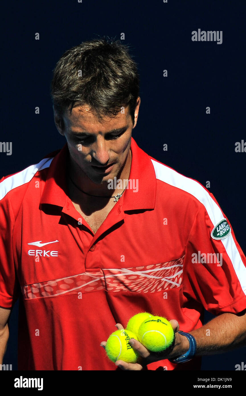 23. Januar 2011 - Spieltag Melbourne, Victoria, Australien - Tommy Robredo (ESP) in Aktion während seiner vierten Runde gegen Roger Federer (SUI) auf sieben der 2011 Australian Open in Melbourne Park, Australien. (Kredit-Bild: © Sydney Low/Southcreek Global/ZUMAPRESS.com) Stockfoto