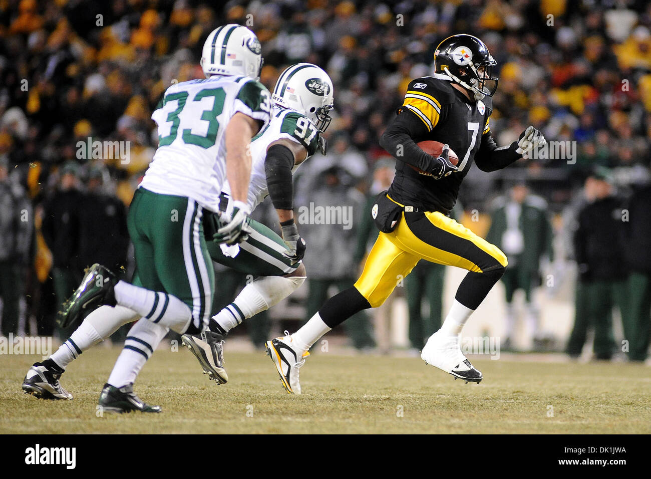 23. Januar 2011 - PENNSYLVANNIA, Pittsburgh, USA - Pittsburgh Steelers-quarterback Ben Roethlisberger (7) klettert aus der Tasche und von New York Jets Sicherheit Eric Smith (33) und New York Jets Linebacker Calvin Pace (97) als die Steelers am die Jets in der AFC Championship Spiel um Heinz Field in Pittsburgh, Pennsylvania statt verfolgt... Steelers besiegen die Jets 24-19 um die AFC-Div zu gewinnen Stockfoto