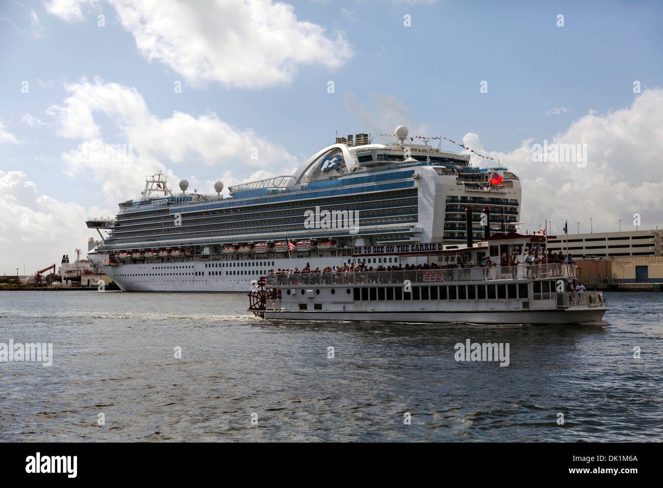 Die Carrie-B Tour Boot Pässe der Crown Princess Kreuzfahrtschiff von Princess Cruise Lines betrieben in Port Everglades, USA angedockt. Stockfoto