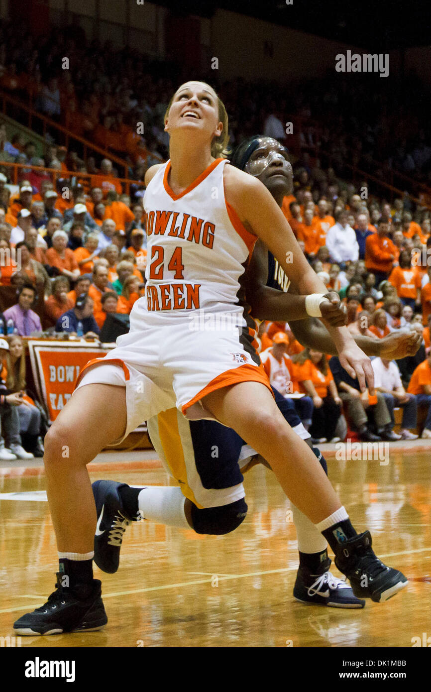 26. Januar 2011 - Bowling Green, Ohio, Vereinigte Staaten von Amerika - Bowling Green nach vorn Jen Uhl (#24) erholt Position gegen Toledo bekommt guard Lecretia Smith (#3) während der ersten Hälfte Spielaktion.  Toledo Rockets besiegten ihre Erzrivalen Bowling Green Falcons 66-65 im historischen Anderson Arena in Bowling Green, Ohio.  Der Verlust schnappte Bowling Green 23-Spiel zuhause-Gericht gewinnen st Stockfoto