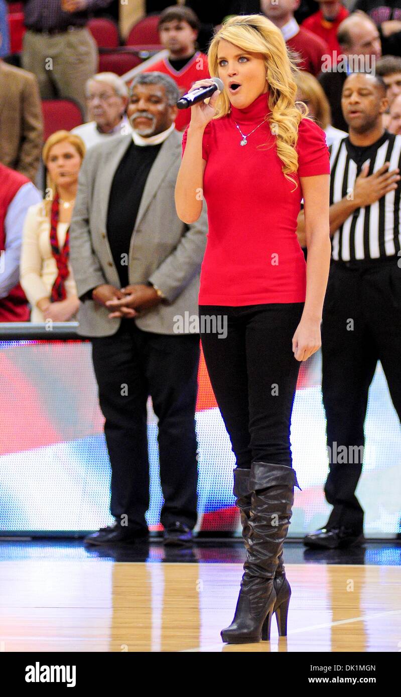 26. Januar 2011 - Louisville, Kentucky, Vereinigte Staaten von Amerika - Land Gesangsstar Olivia Henken singt die Nationalhymne vor dem Spiel im KFC Yum Center in Louisville, Kentucky. (Kredit-Bild: © Scott Davis/Southcreek Global/ZUMAPRESS.com) Stockfoto