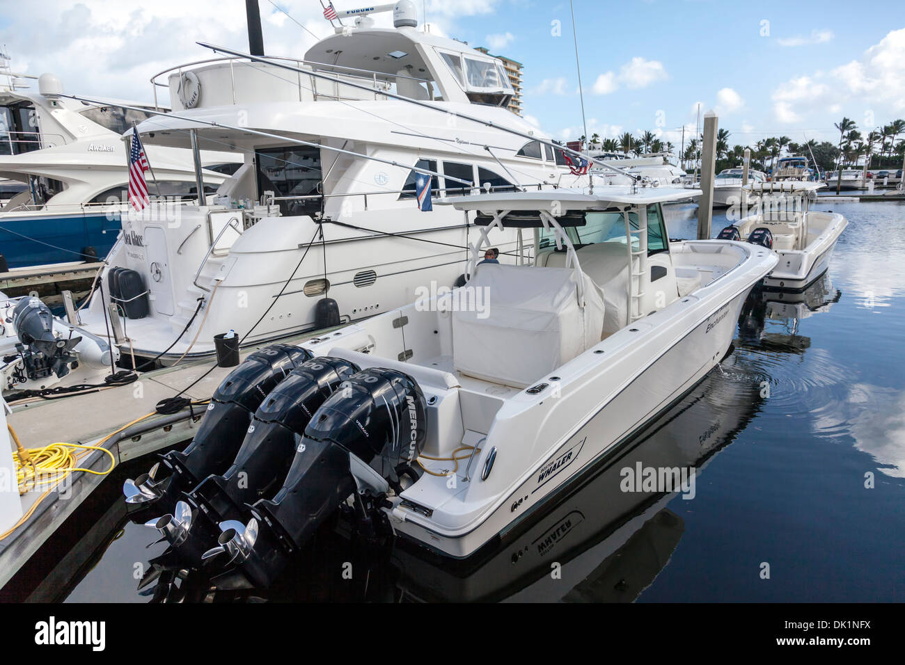 Boston Whaler mit drei Mercury Außenbordmotoren und Yachten angedockt im Bahia Mar in Fort Lauderdale, Florida. USA Stockfoto