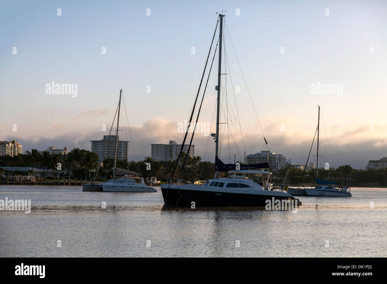 Segelboote verankert bei Sonnenaufgang in einen geschützten Ankerplatz nahen Fluss aus Atlantic Intracoastal Waterway in Fort Lauderdale, Florida. Stockfoto