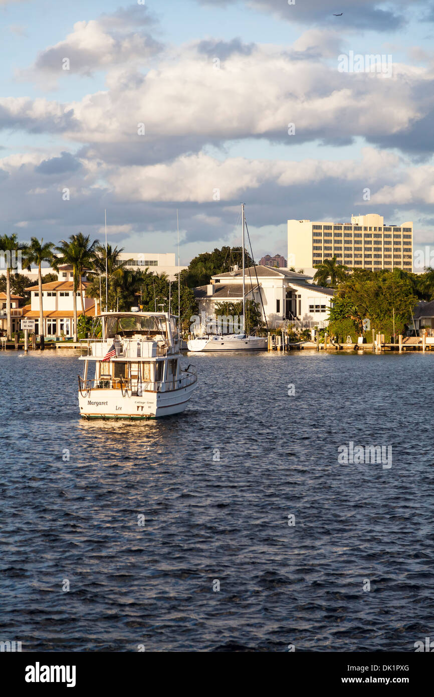 Cabin-Cruiser am späten Nachmittag in geschützten Ankerplatz am nahen Fluss aus Atlantic Intracoastal Waterway in Fort Lauderdale, Vereinigte Staaten verankert. Stockfoto