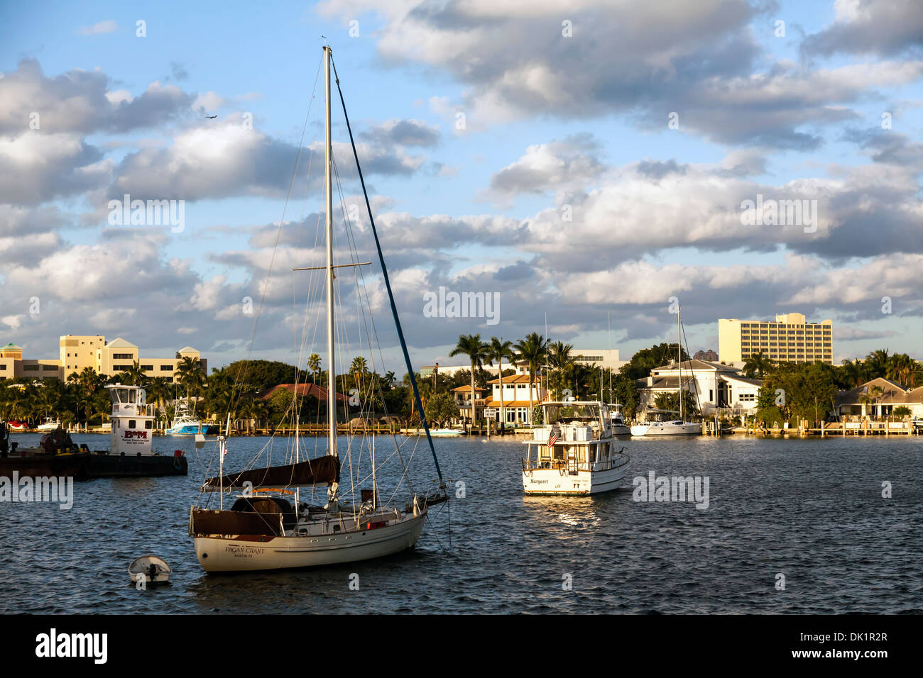 Segelboote ankerten am späten Nachmittag im geschützten Ankerplatz am nahen Fluss aus Atlantic Intracoastal Waterway in Fort Lauderdale, FL, USA. Stockfoto