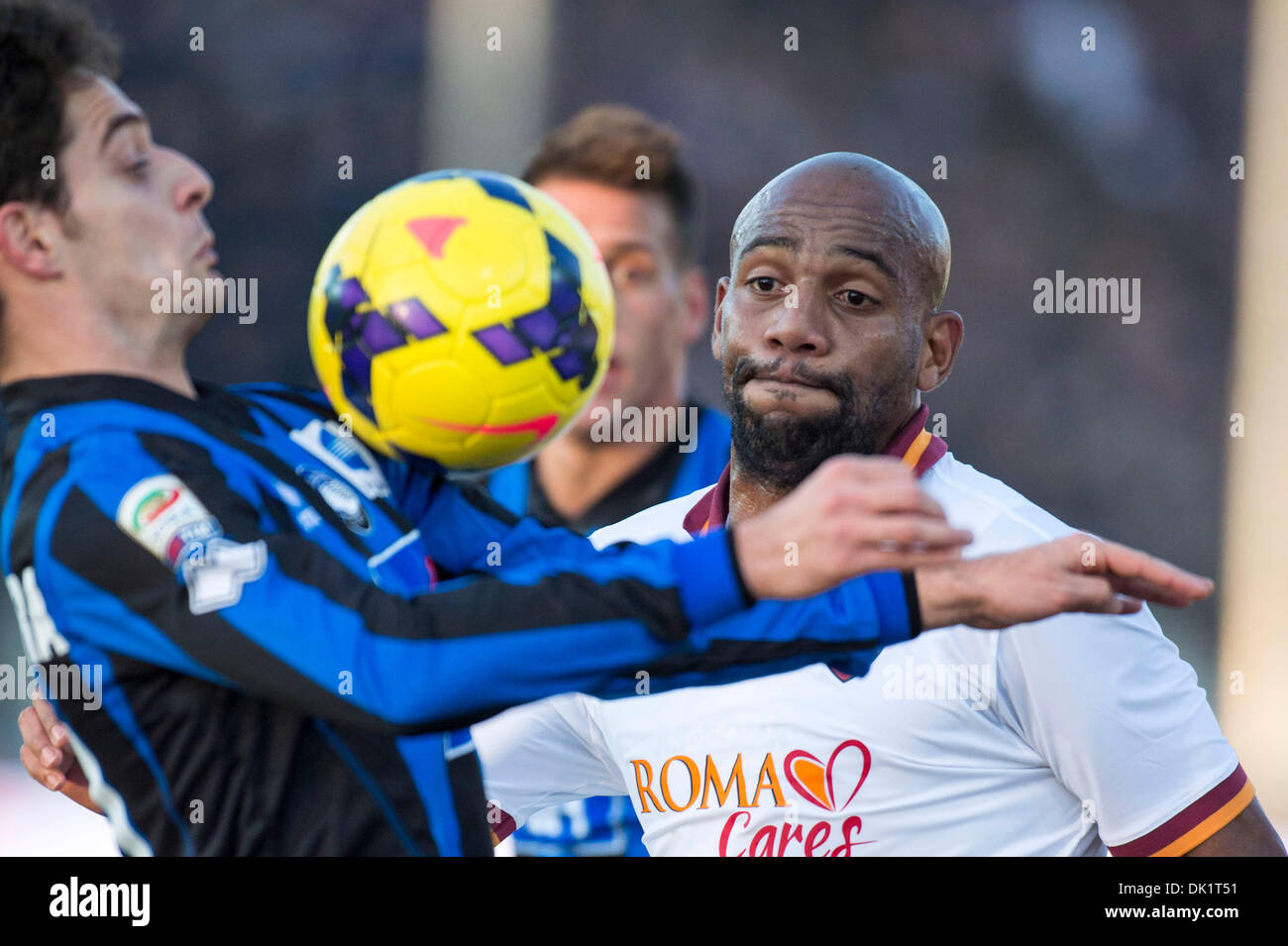 Bergamo, Italien. 1. Dezember 2013. Giacomo Bonaventura (Atalanta), Maicon (Roma) Football / Soccer: italienische "Serie A" match zwischen Atalanta 1-1 Roma Atleti Azzurri d ' Italia Stadion in Bergamo, Italien. Bildnachweis: Maurizio Borsari/AFLO/Alamy Live-Nachrichten Stockfoto