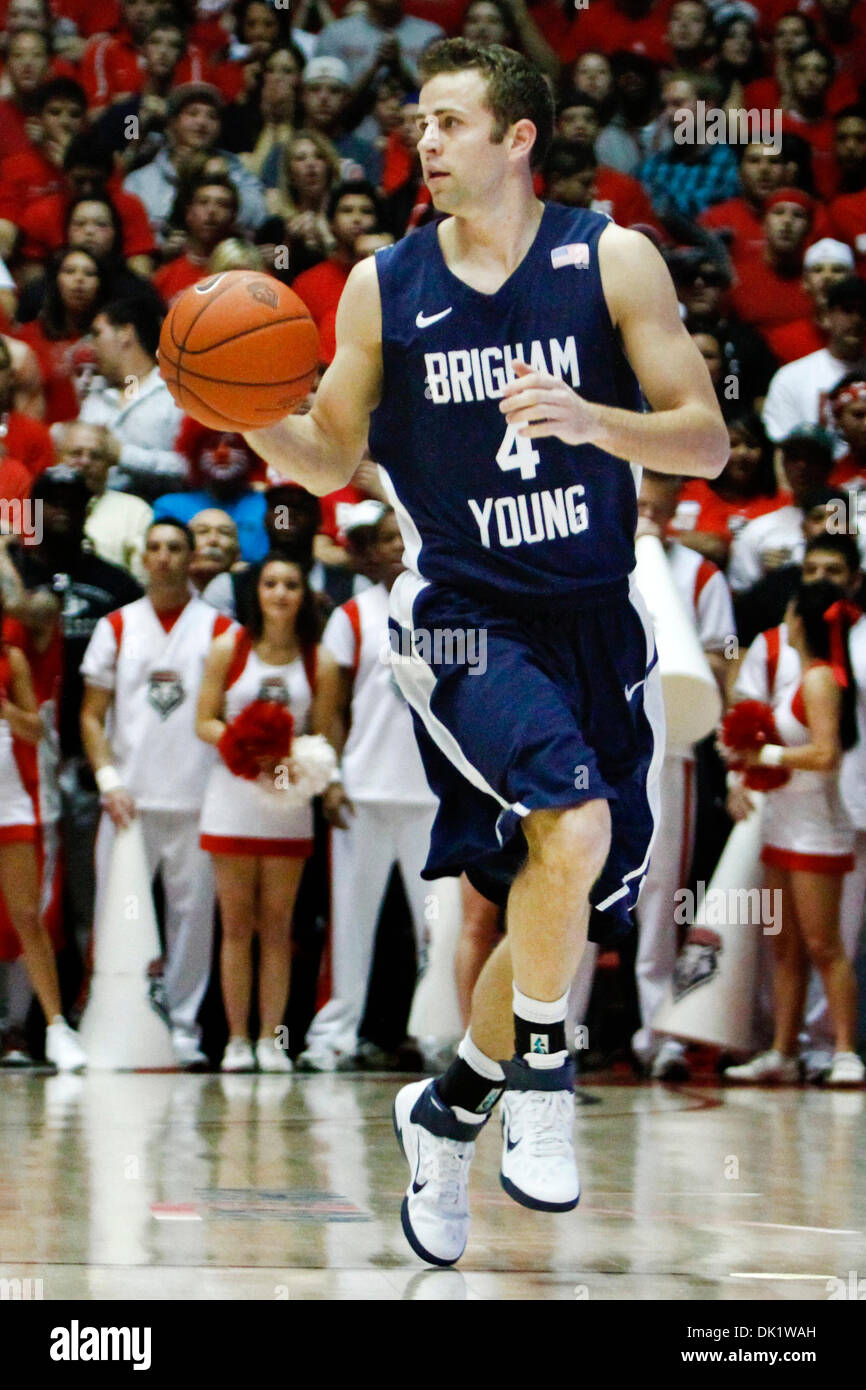 29. Januar 2011 - Albuquerque, New Mexico, Vereinigte Staaten von Amerika - Brigham-Young-Universität bewachen Jackson Emery (#4) den Ball nach unten Gericht arbeiten. Den 9. Rang BYU Cougars fiel nach New Mexico Lobos auf The Pit 77-86 in Albuquerque, New Mexico zu verlieren. (Kredit-Bild: © Long Nuygen/Southcreek Global/ZUMAPRESS.com) Stockfoto