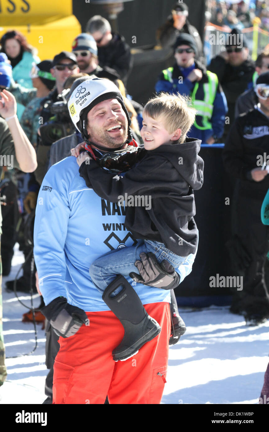 29. Januar 2011 feiert - Aspen, Colorado, USA - Winter X-Games Snowboard X gold Medalist Nick Baumgartner mit seinem sechsjährigen Sohn Landon. Dies war Landon erstmals zu sehen, seinen Vater zu konkurrieren. Auch das Reiten mit einem gebrochenen Schlüsselbein Baumgartner mit 15 Schrauben zusammengehalten. (Kredit-Bild: © Rustin Gudim/ZUMAPRESS.com) Stockfoto